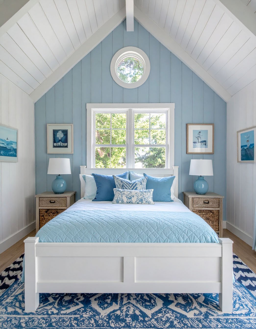 Chambre mansardée avec lambris bleu et blanc, lit blanc, tapis bleu à motifs