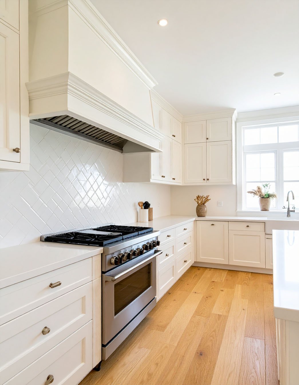 Cuisine blanche avec crédence en carreaux losanges et piano de cuisson inox