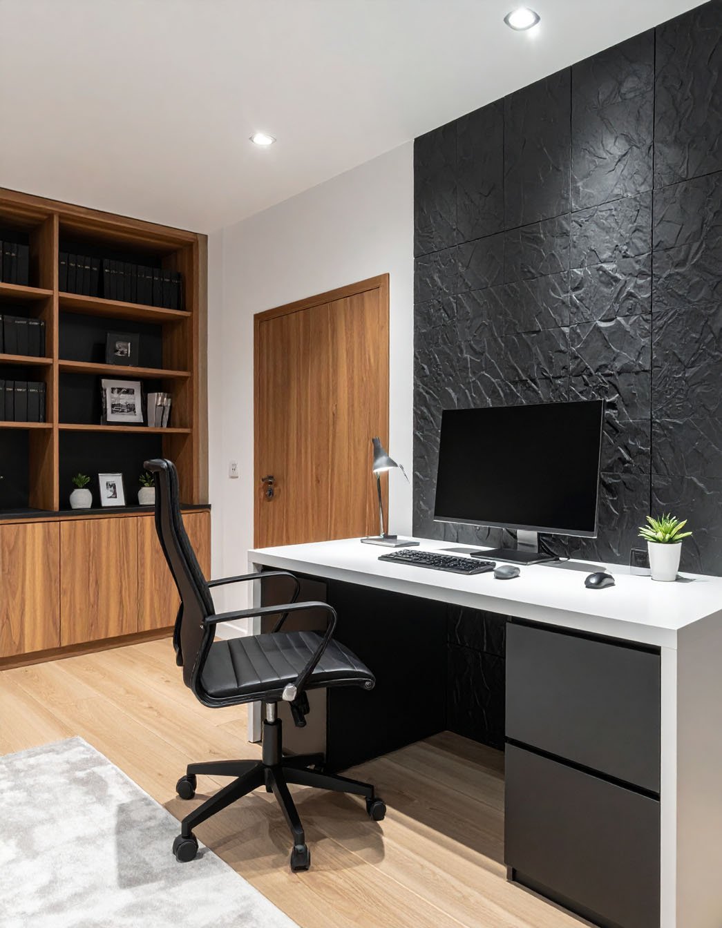 Bureau moderne avec mur texturé noir, bureau blanc et bibliothèque en bois