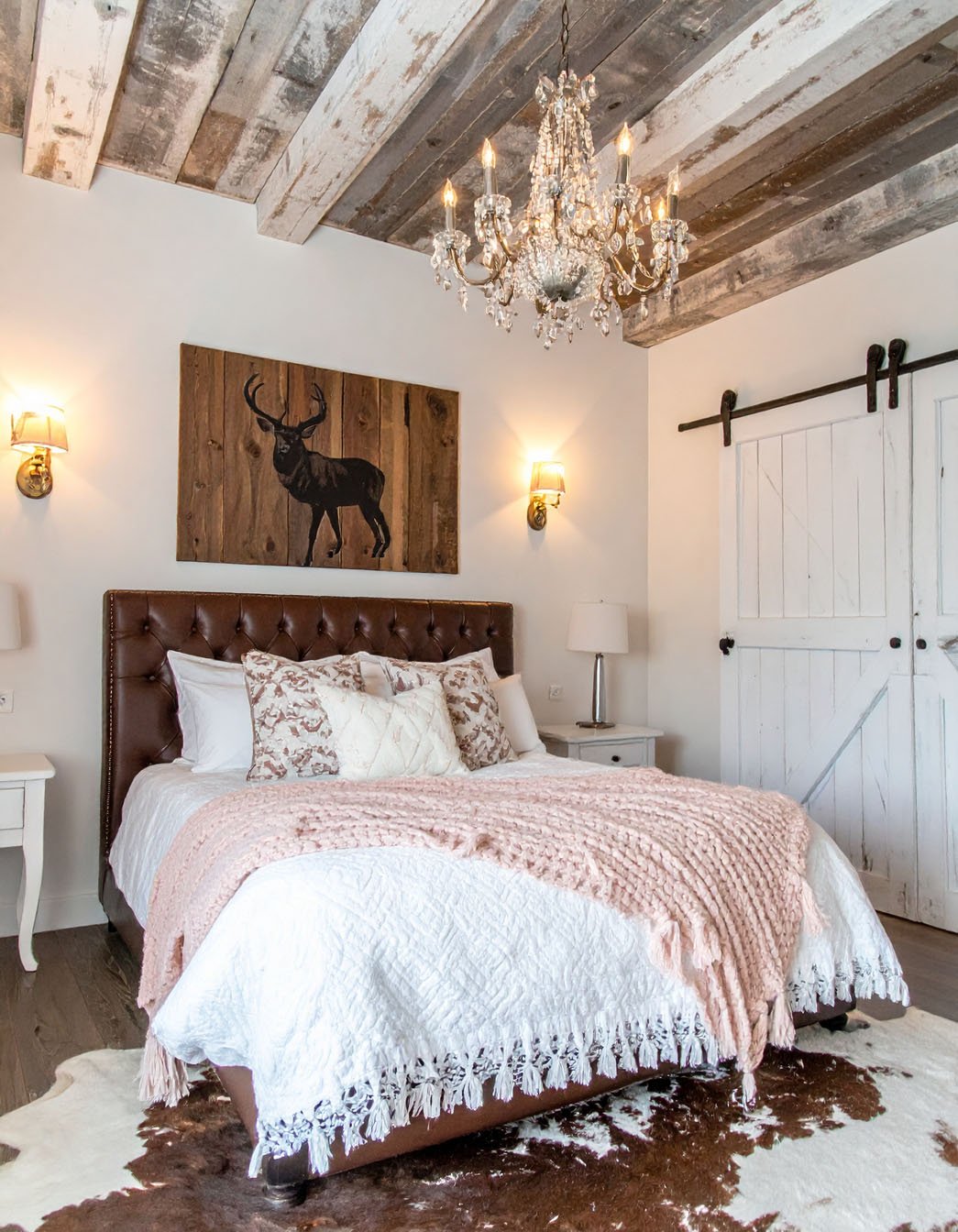 Chambre de style western avec lit en bois, couvre-lit à motifs et décoration murale de crâne