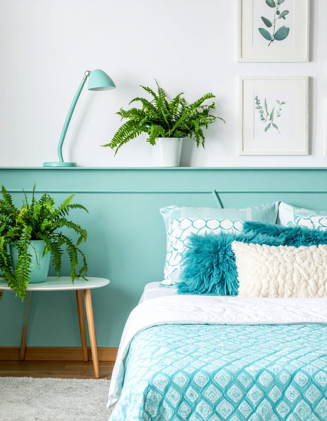 Chambre avec soubassement et étagère murale vert d'eau, literie turquoise et plantes