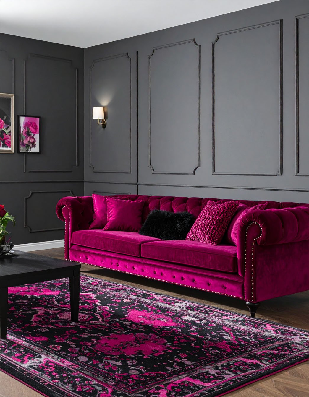Salon avec murs gris, canapé Chesterfield en velours violet et tapis rose
