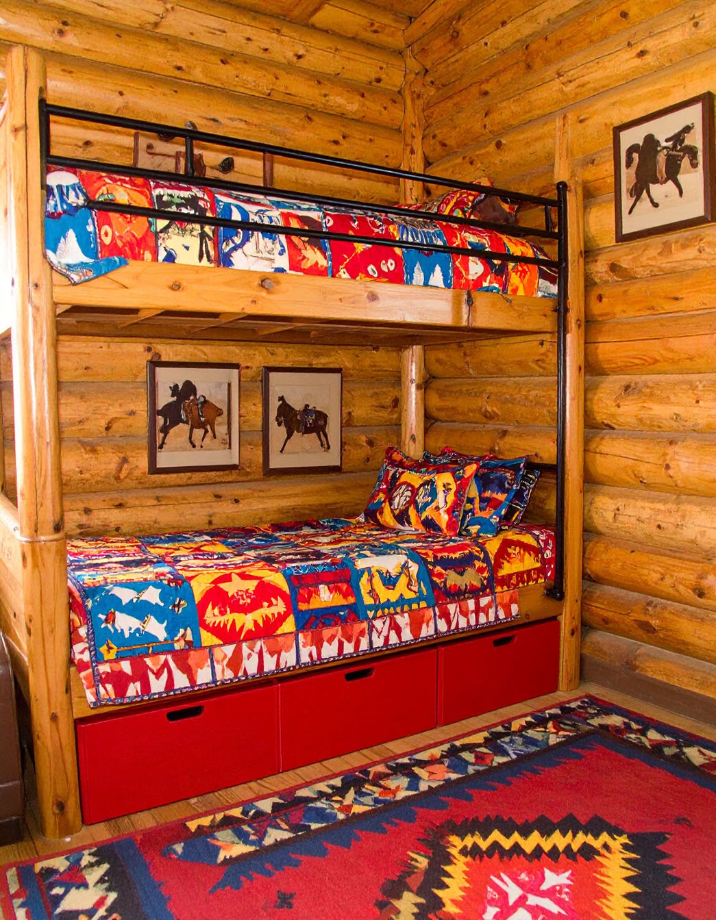 Chambre d'enfant avec lits superposés en rondins, couvre-lits à motifs western et tapis assorti