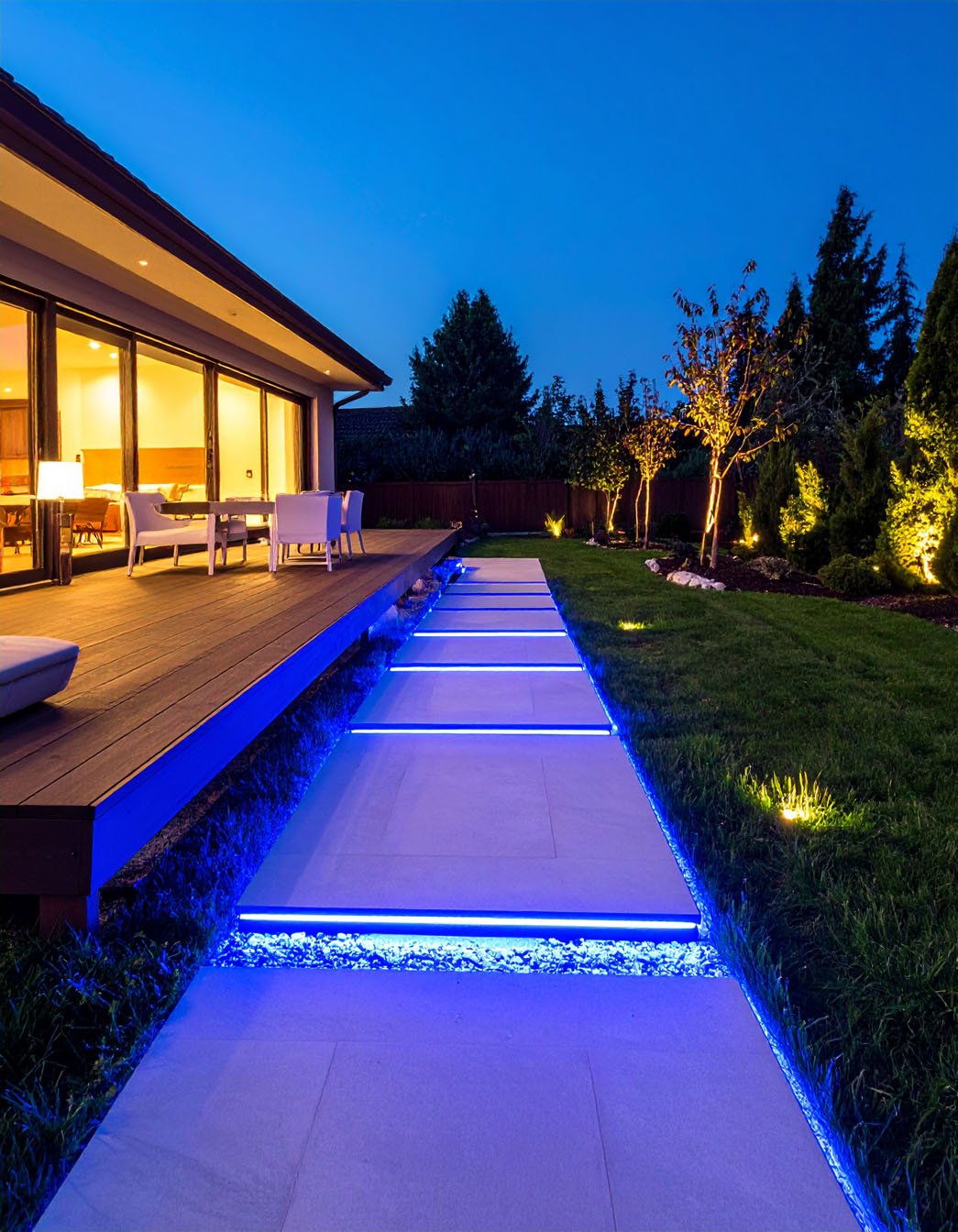 Terrasse en bois avec éclairage par rubans LED intégrés le long des bordures