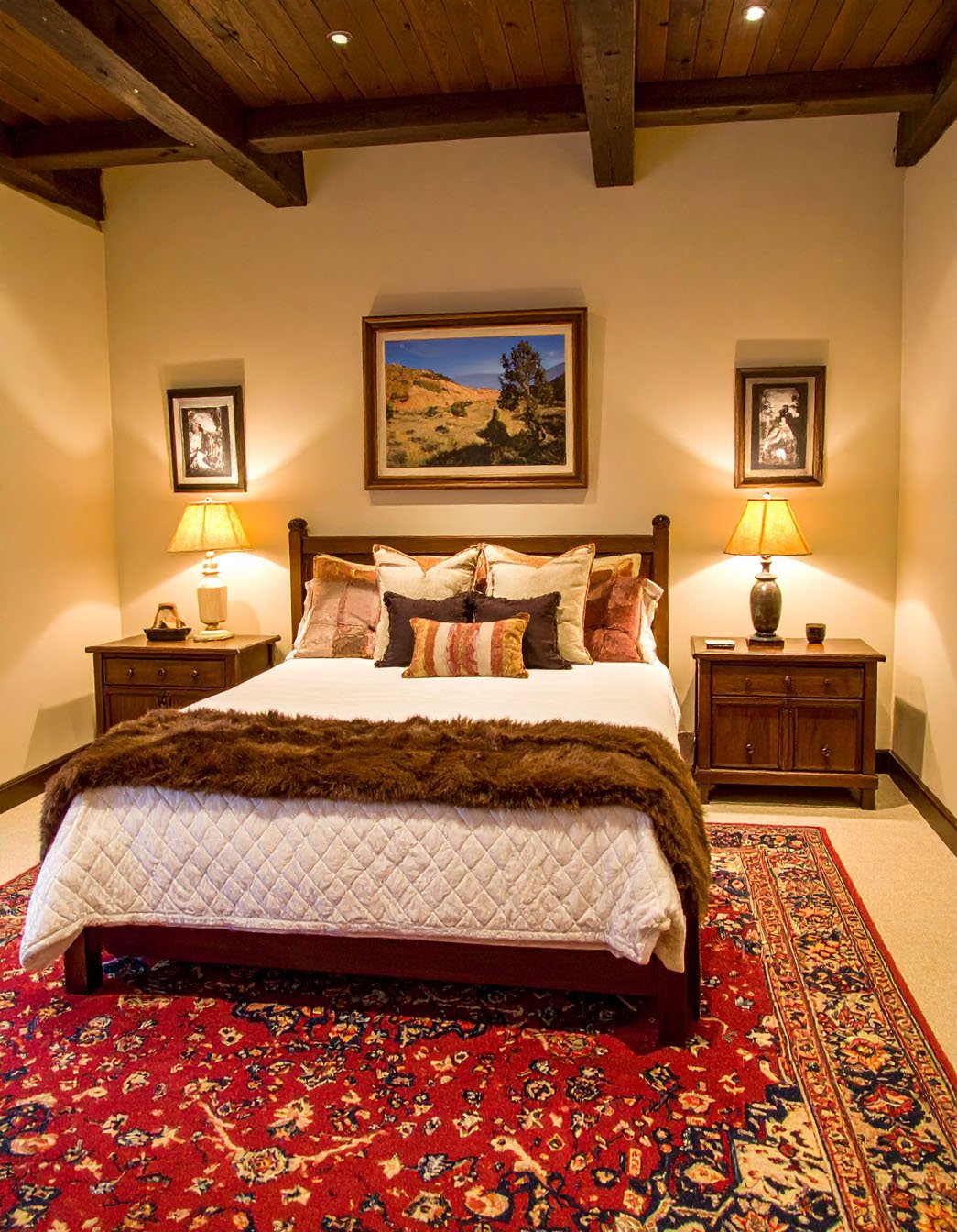 Chambre de style western avec lit en bois, couvre-lit à motifs et décoration murale de crâne