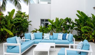 Terrasse avec salon de jardin en aluminium blanc et coussins gris, table basse assortie
