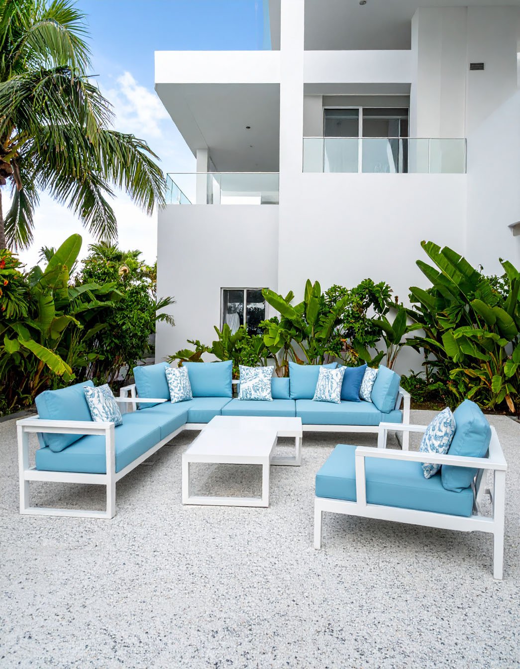 Terrasse avec salon de jardin en aluminium blanc et coussins gris, table basse assortie