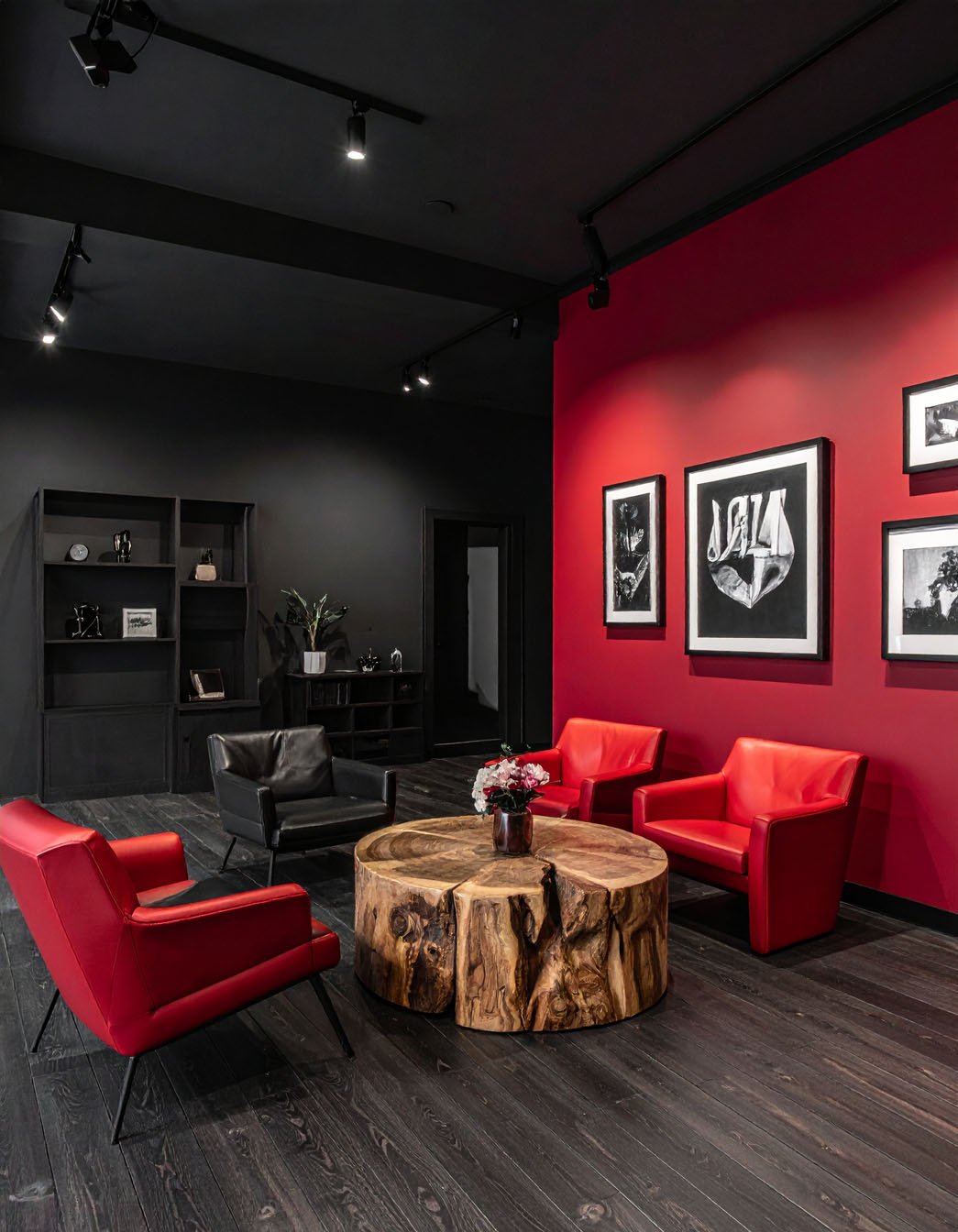 Bureau avec murs rouges, bureau noir et fauteuil de direction noir et rouge