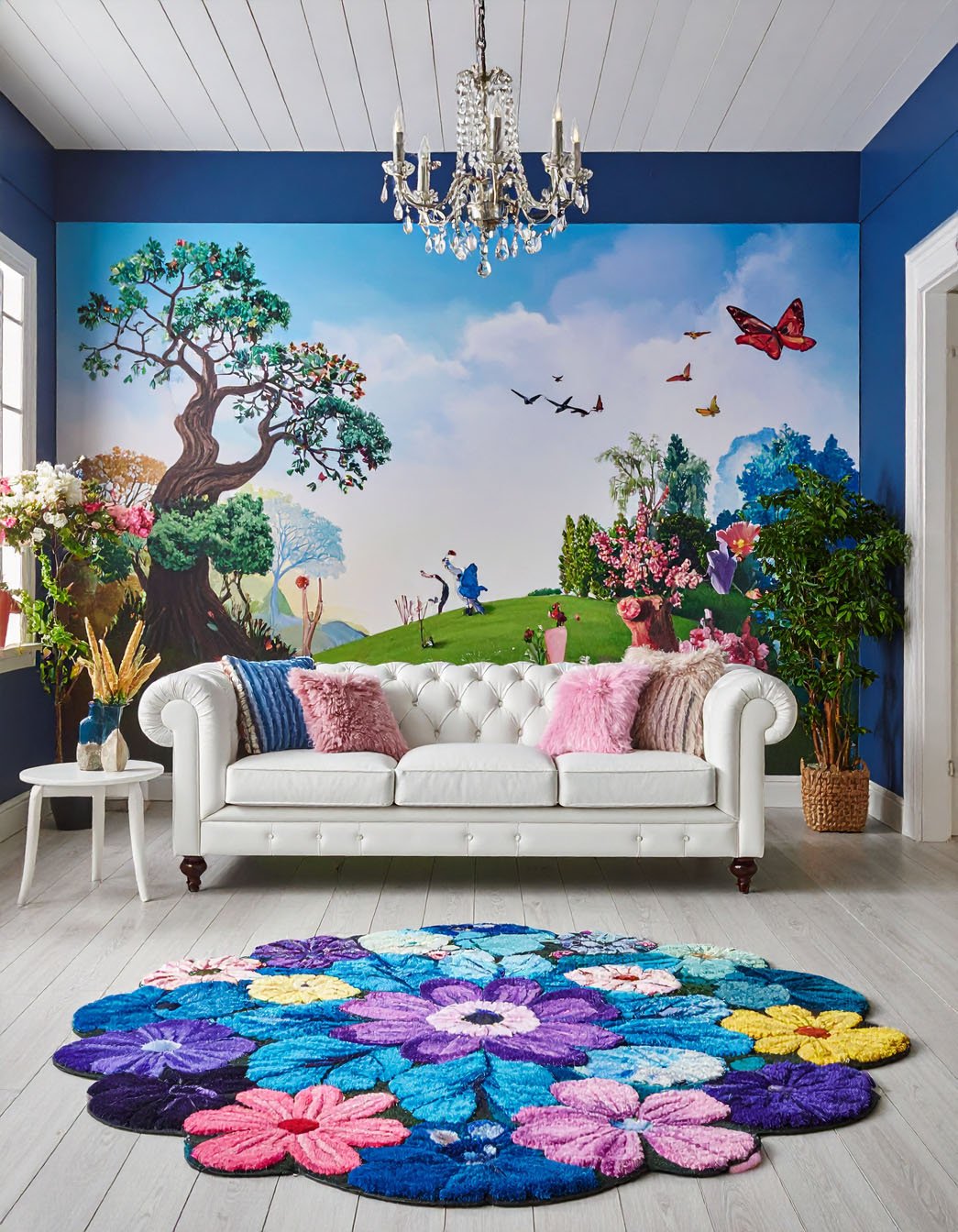 Salon fantaisiste avec canapé Chesterfield blanc, tapis en forme de fleurs et papier peint panoramique de paysage imaginaire