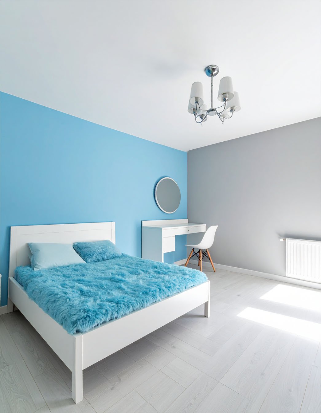 Chambre minimaliste avec mur d'accent bleu ciel, lit blanc et couvre-lit en fausse fourrure bleue