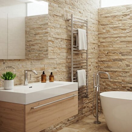 Salle de bain avec murs en pierre naturelle, vasque moderne et baignoire îlot
