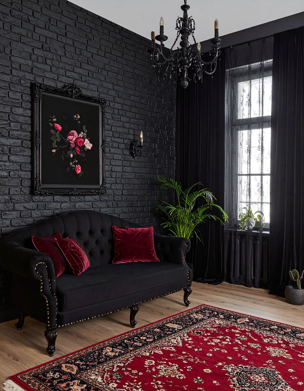 Salon sombre avec murs gris foncé, canapé en velours bleu marine et rideaux assortis
