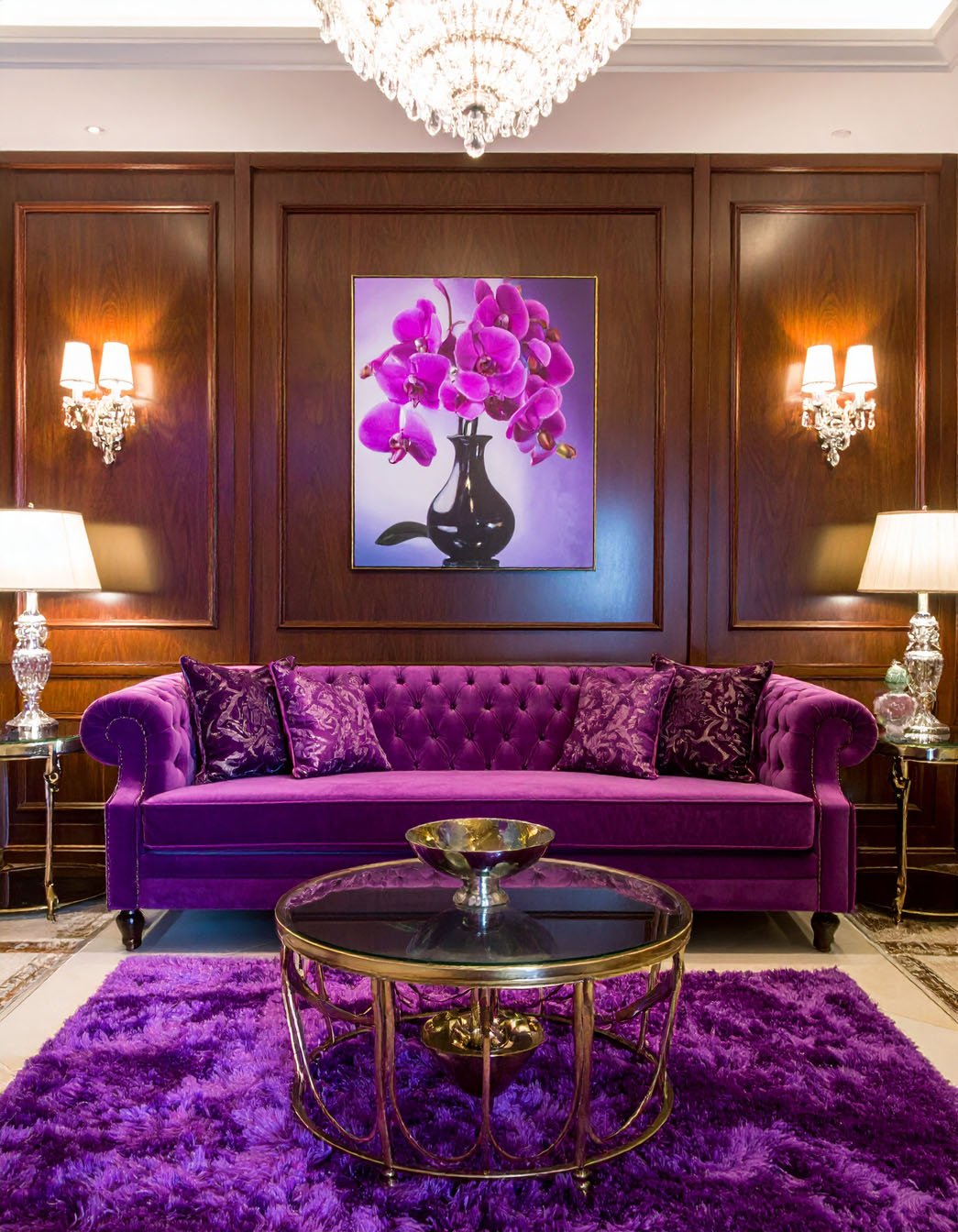 Salon luxueux avec canapé en velours violet, tapis shaggy assorti et tableau d'orchidées