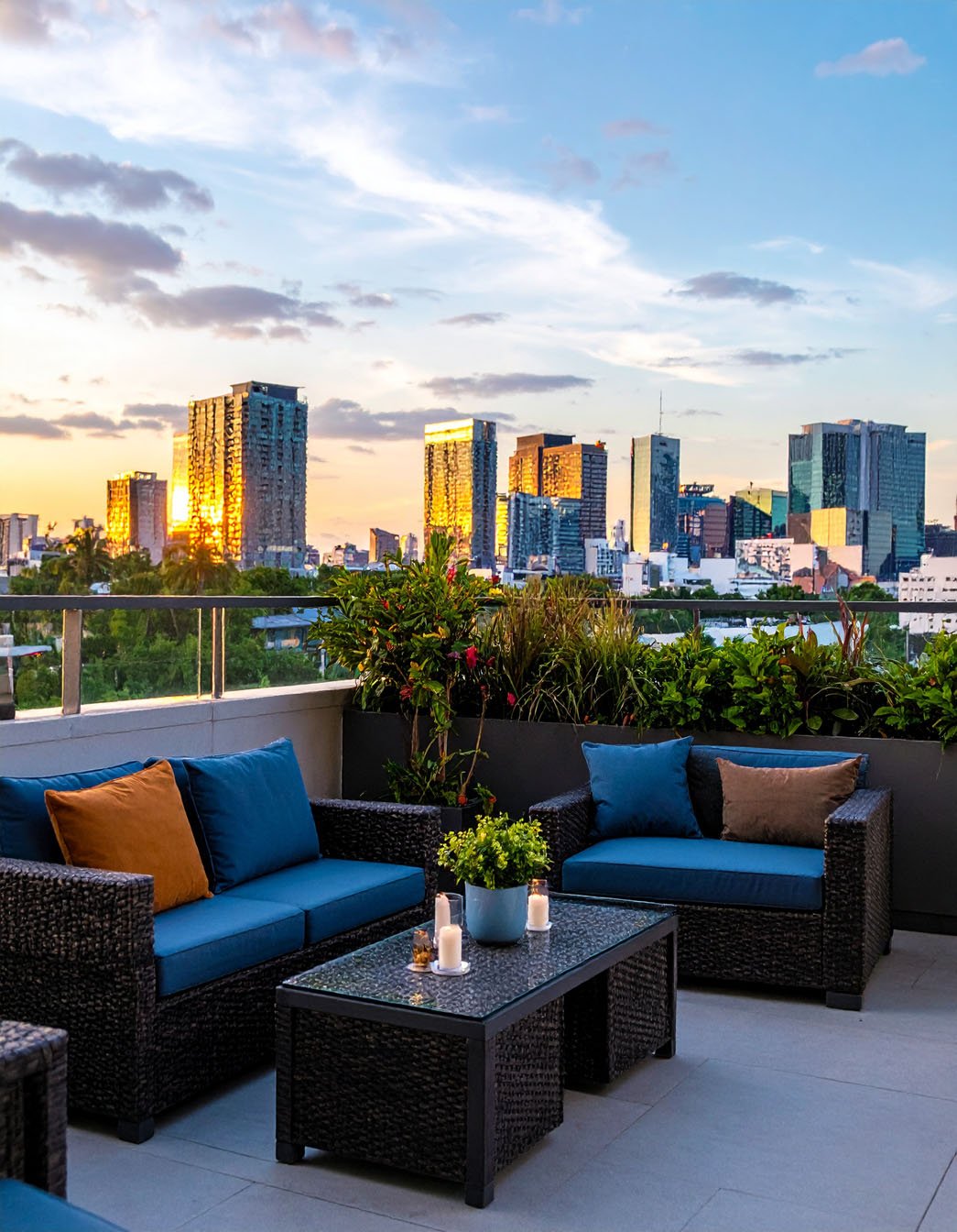 Terrasse sur le toit avec salon en résine tressée, vue sur les gratte-ciels au coucher du soleil