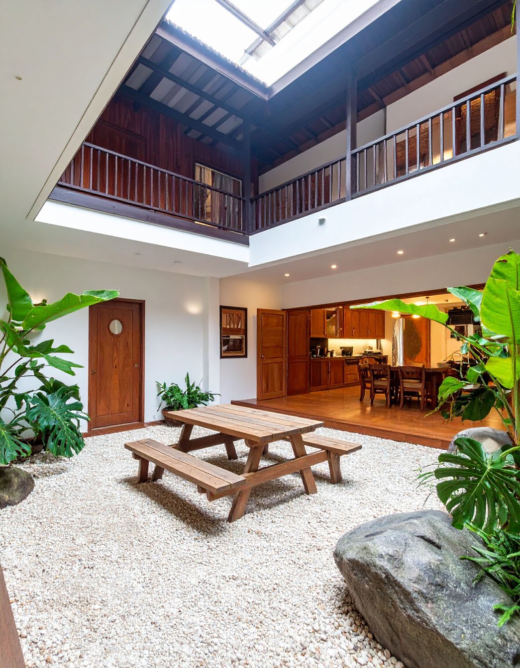 Jardin tropical luxuriant avec allée en pierre et éclairage doux au crépuscule