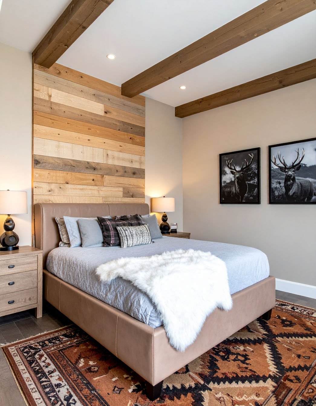 Chambre avec lit en bois, literie blanche, tapis à motifs et cheminée en briques