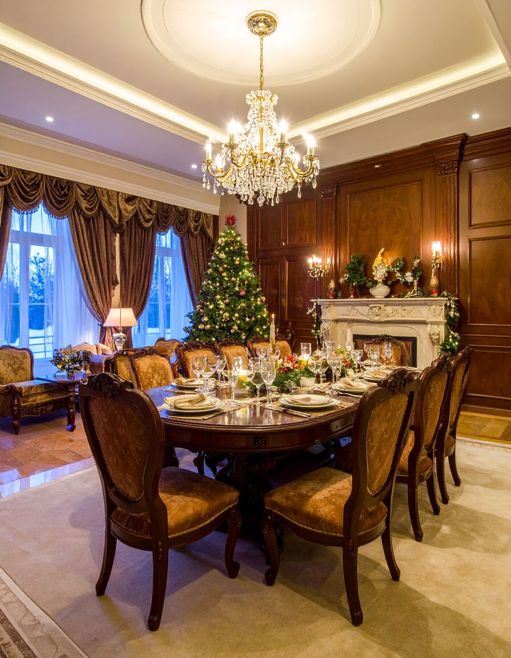 Salle à manger de fête luxueuse avec boiseries, table dressée et sapin de Noël illuminé