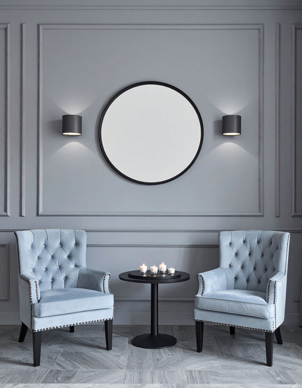 Salle de bain moderne avec murs bleu canard, vasque ronde et miroir rond rétroéclairé