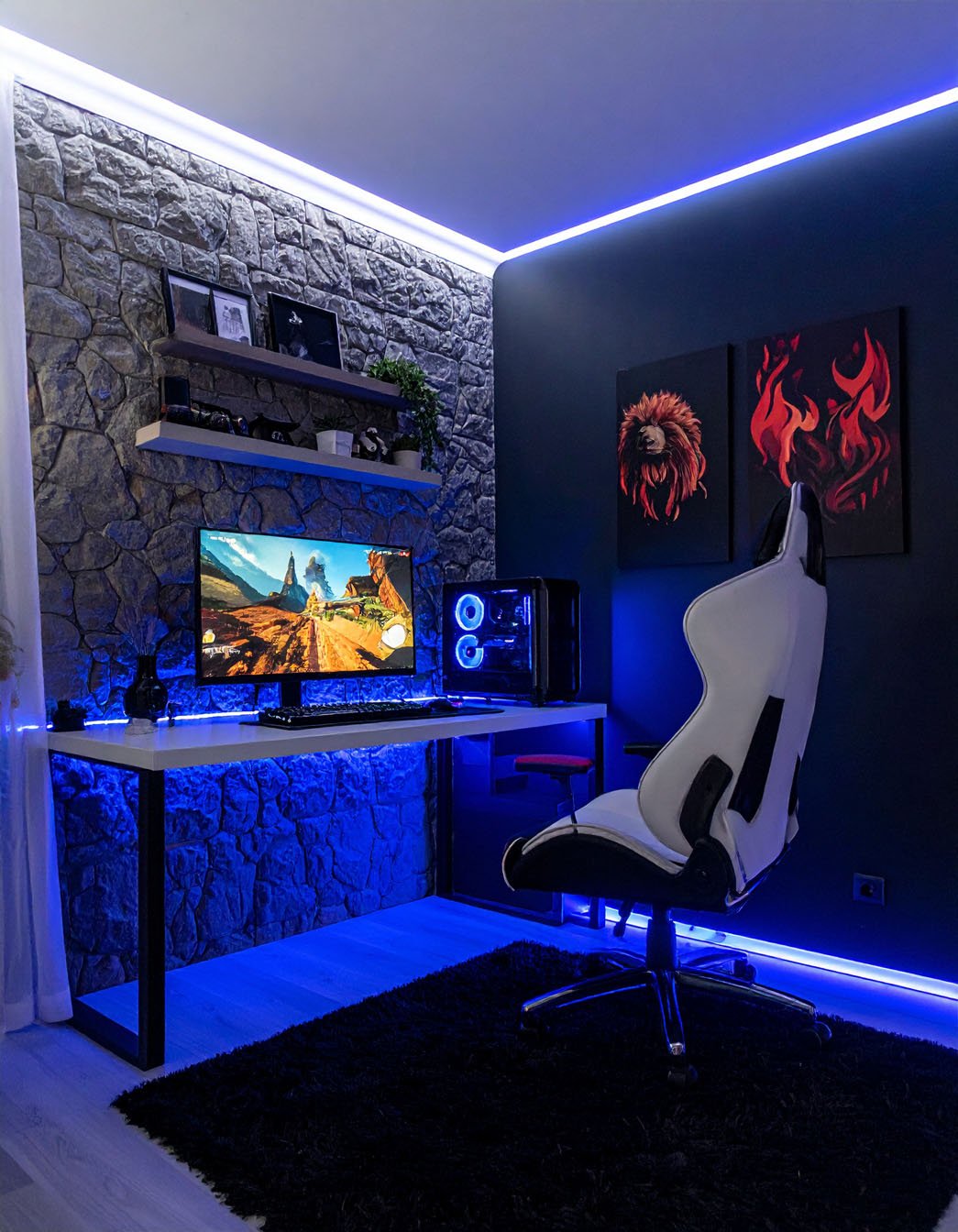 Bureau de gamer avec mur en pierres, éclairage LED bleu et fauteuil de jeu blanc et noir