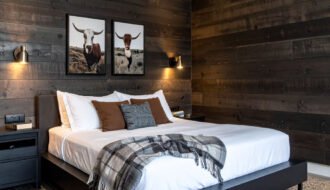Chambre avec lit en bois, murs en planches de bois et tapis à motifs