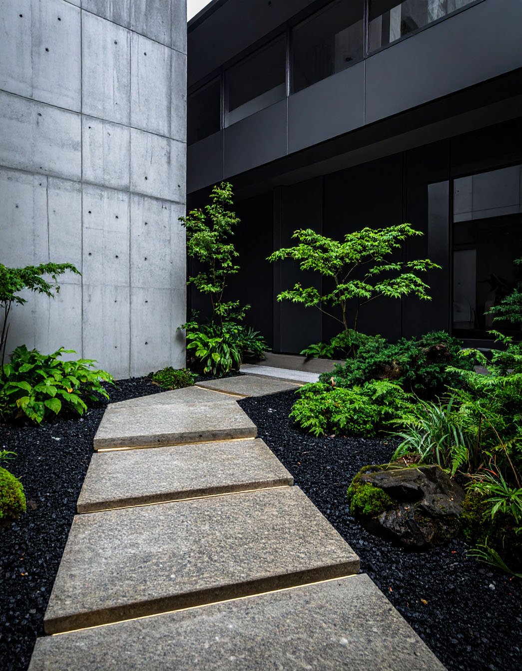 Pavillon de thé traditionnel en bois dans un jardin japonais luxuriant avec étang