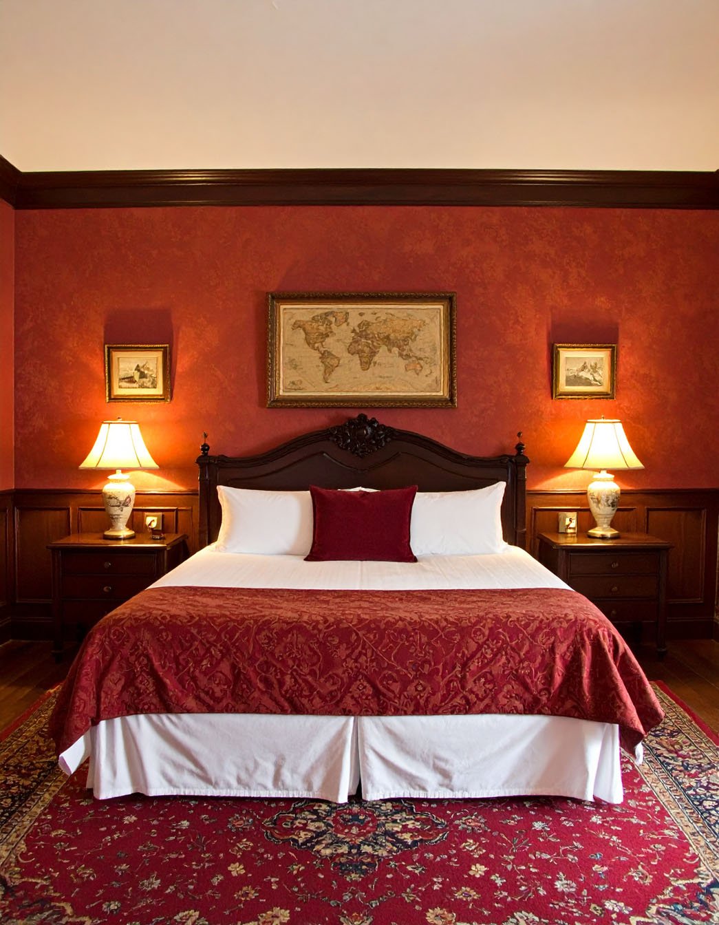 Chambre d'hôtel classique avec lit, tête de lit capitonnée beige et chevets assortis