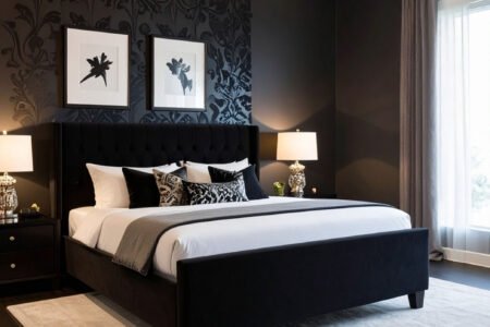 Chambre sombre et luxueuse avec lit noir, papier peint à motifs et lustre imposant