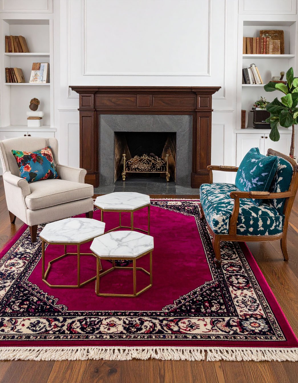 Salon avec cheminée en bois foncé, fauteuils dépareillés et tapis magenta vif