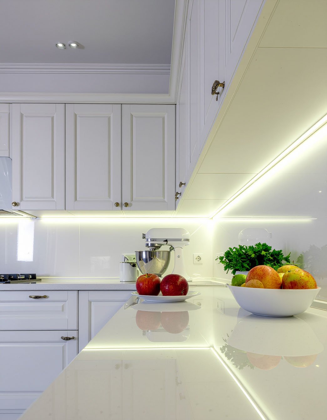 Cuisine blanche classique avec plan de travail lumineux et éclairage LED intégré