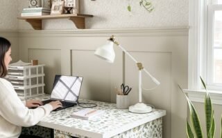 Bureau personnalisé avec un papier peint à motifs floraux