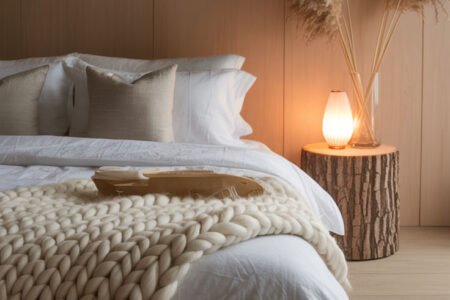 Chambre organique avec table de chevet en tronc d'arbre et plaid XXL