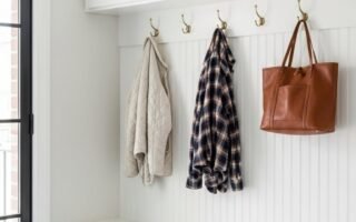 Banc d entrée blanc avec rangement à chaussures et patères murales dorées