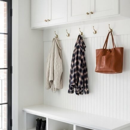 Banc d entrée blanc avec rangement à chaussures et patères murales dorées