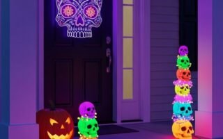 Décoration de porche halloween avec éclairage néon et crânes colorés