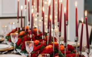 Table de réception formelle avec un centre de table de roses rouges et de bougies bordeaux