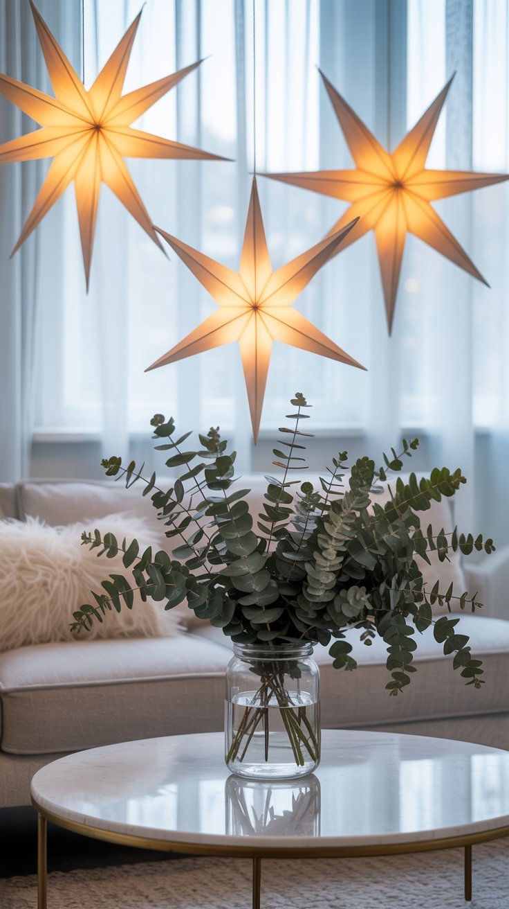 Grandes etoiles lumineuses suspendues devant une fenetre de salon