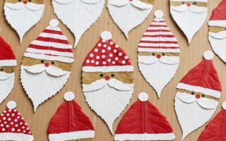 Bricolage de pères noël peints sur des feuilles d arbres rouges et blanches