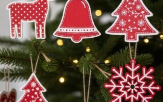 Decorations de sapin en bois rouge et blanc de style scandinave