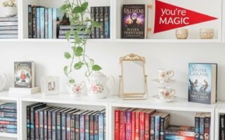 Bibliotheques blanches decorees avec des livres et une plante grimpante