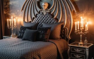 Chambre spectrale grise avec décorations murales de fantômes artistiques