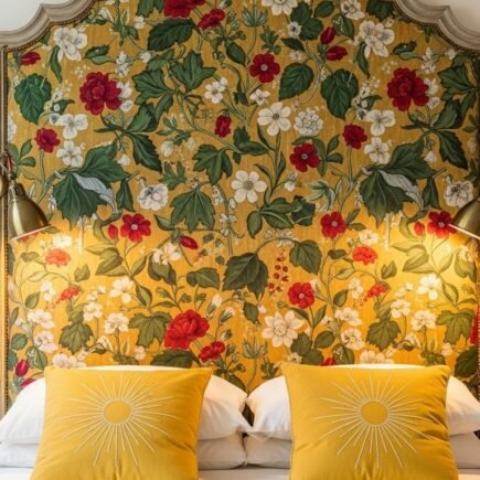 Tete de lit vintage recouverte d un tissu jaune a motifs de fleurs rouges