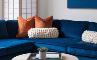 Canape d angle en velours bleu avec coussins orange et paravent japonais