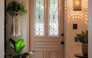 Entrée avec arche et appliques murales créant des motifs lumineux