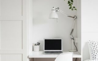 Bureau blanc minimaliste intégré dans une armoire de chambre