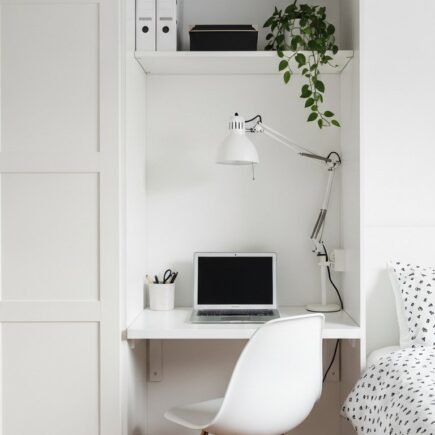 Bureau blanc minimaliste intégré dans une armoire de chambre