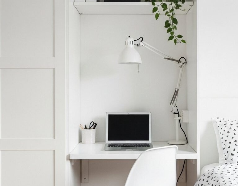 Bureau blanc minimaliste intégré dans une armoire de chambre