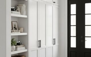 Entree avec arche et grand placard blanc integre a cote d une bibliotheque
