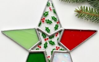 Étoile de Noël en vitrail avec différentes couleurs et motifs sur chaque branche