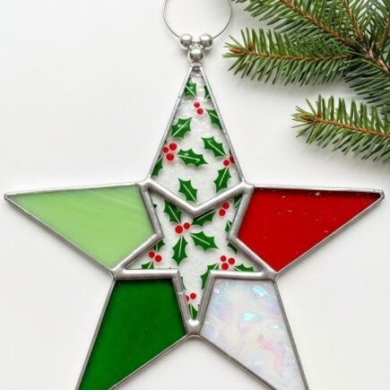Étoile de Noël en vitrail avec différentes couleurs et motifs sur chaque branche