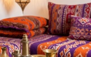 Gros plan sur des décorations marocaines en laiton et une lanterne